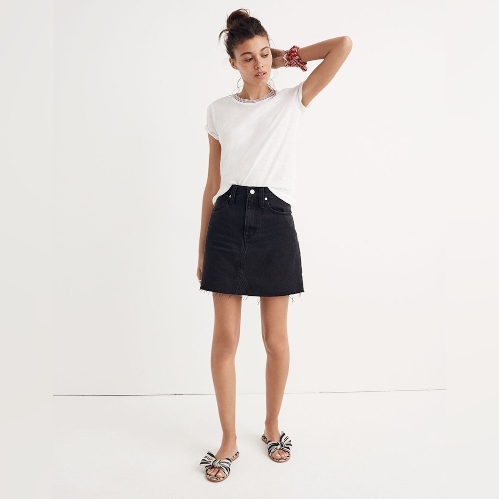 Madewell Black Denim Frisco Mini Skirt in Lunar Wash Size 26 High Waist Raw Hem